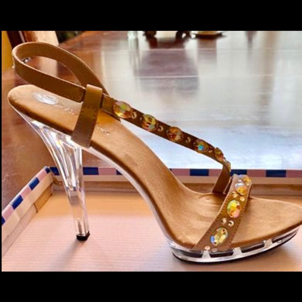 NEW BEAUTIFUL HEEL SANDALS w glass/clear heel.